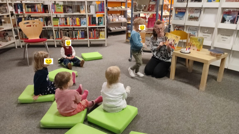 Märchenstunde in der Biblio Märchenstunde in der Biblio